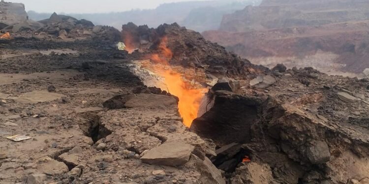 झरिया क्षेत्र में आग की पुरानी समस्या पर नियंत्रण के लिए तेज हुए प्रयास, पुनर्वास और सुरक्षा उपायों पर बढ़ा ध्यान