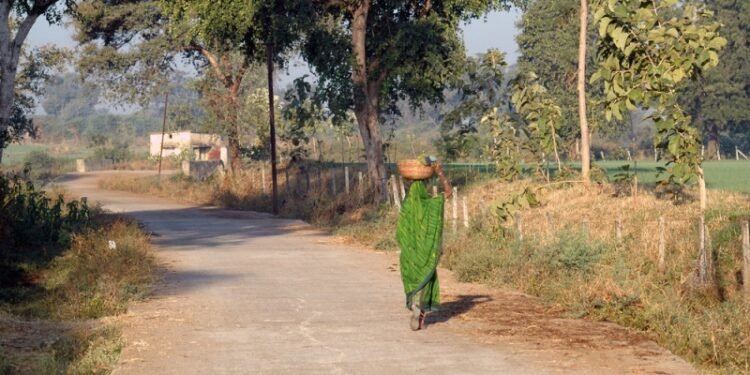 गढ़वा जिले में तेजी से सुधर रही सड़क और आधारभूत सुविधाएं, ग्रामीण क्षेत्रों के विकास को मिल रही नई गति