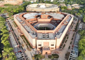 संसद में विकास और आर्थिक मुद्दों पर तेज हुई बहस, विपक्ष और सरकार आमने-सामने