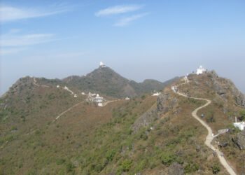 गिरिडीह जिले के पारसनाथ पर्वत क्षेत्र में बढ़ रहा धार्मिक पर्यटन, स्थानीय व्यापार और रोजगार को मिल रहा नया सहारा