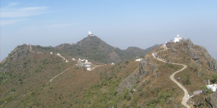 गिरिडीह जिले के पारसनाथ पर्वत क्षेत्र में बढ़ रहा धार्मिक पर्यटन, स्थानीय व्यापार और रोजगार को मिल रहा नया सहारा