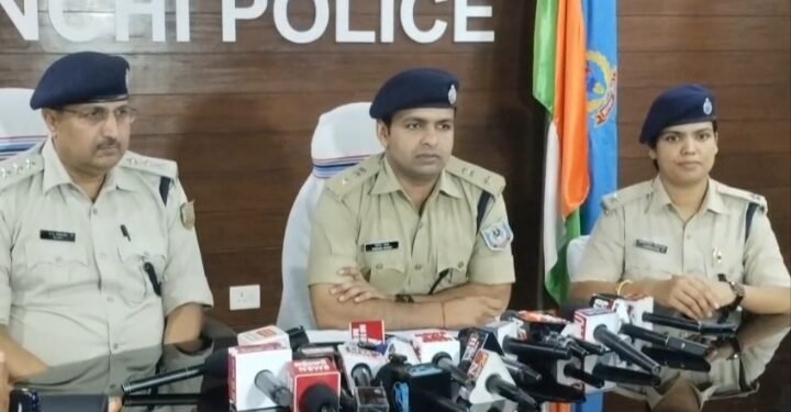 रांची पुलिस को बड़ी कामयाबी: चैन स्नैचिंग और चोरी गिरोह के 6 आरोपी गिरफ्तार, 5 लाख का सोना-चांदी बरामद